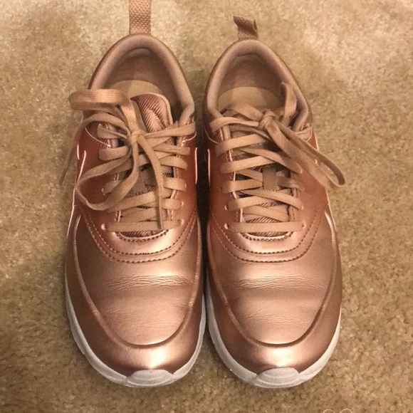 nike gold color shoes